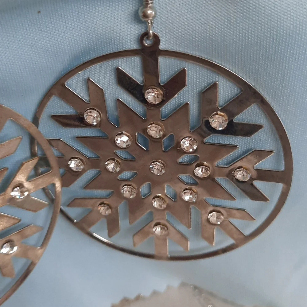 Snowflake Earrings...FunFun Fun! - Picture 3 of 5